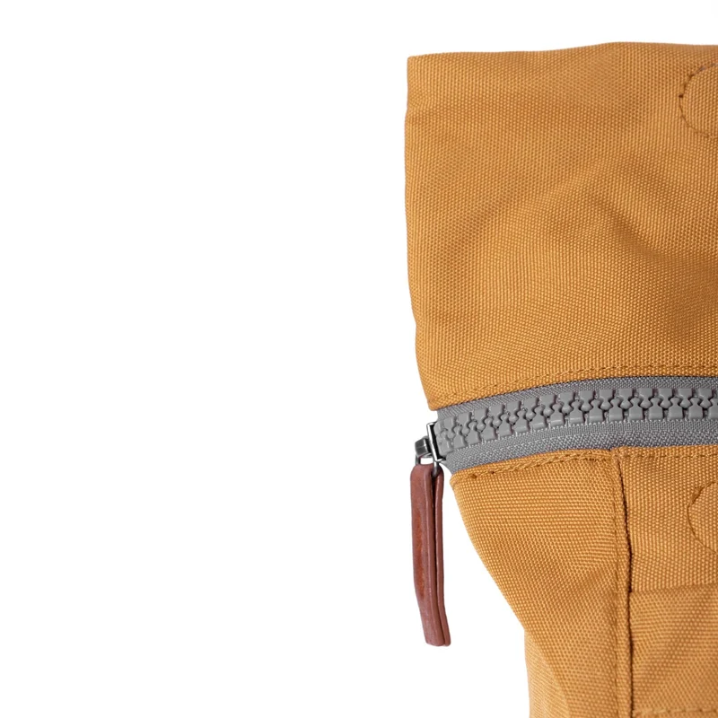 ROKA Finchley Eine mittelgroße Tasche aus recyceltem Leinen in Leinenoptik