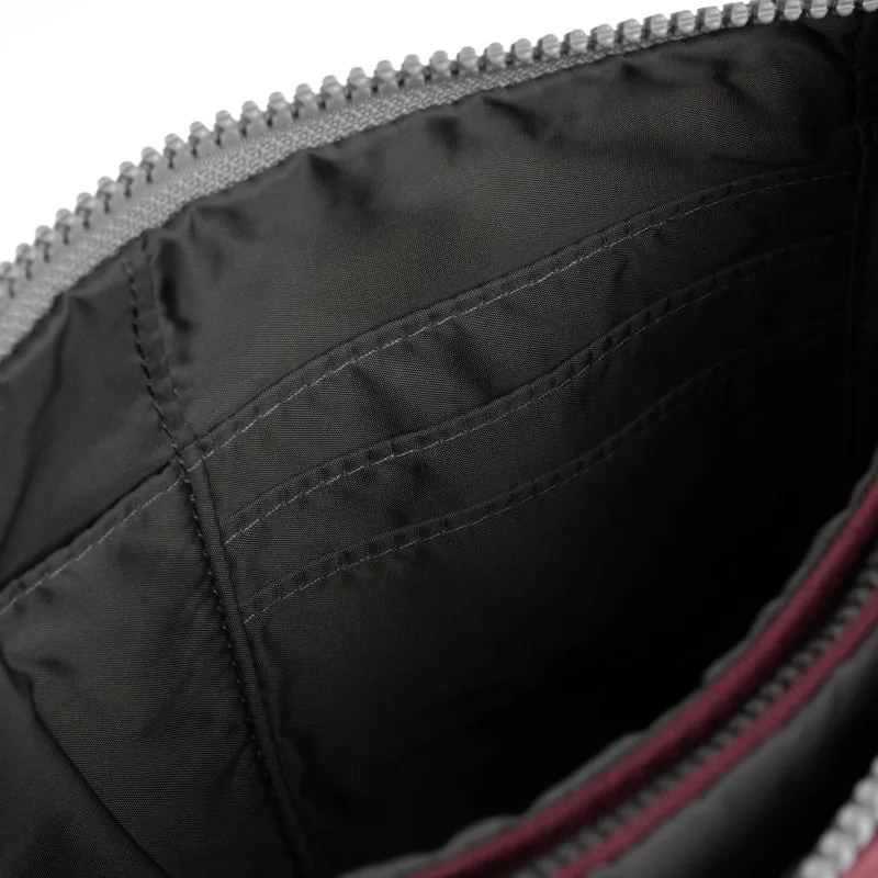 ROKA Carnaby Crossbody-Tasche Zinfandel XL aus recyceltem Canvas