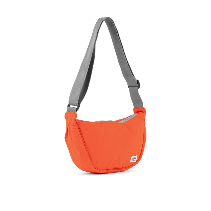 ROKA Farringdon Mandarinenfarbene Tasche aus recyceltem Taslon