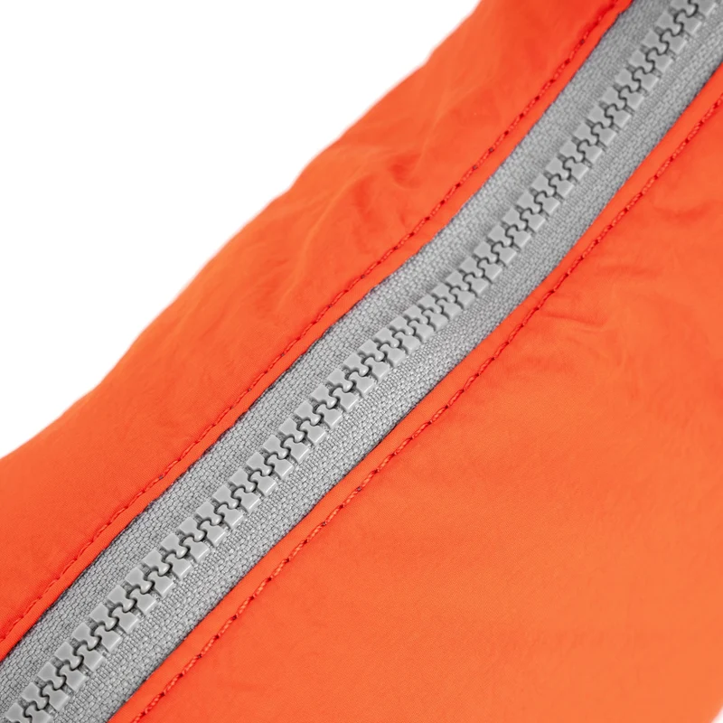 ROKA Farringdon Mandarinenfarbene Tasche aus recyceltem Taslon