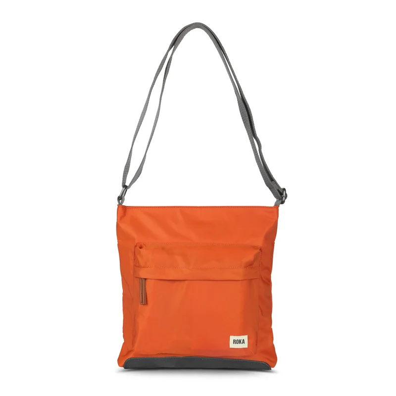 ROKA Kennington B Mittelgroße Tasche aus recyceltem Nylon, Farbe: Burnt Orange