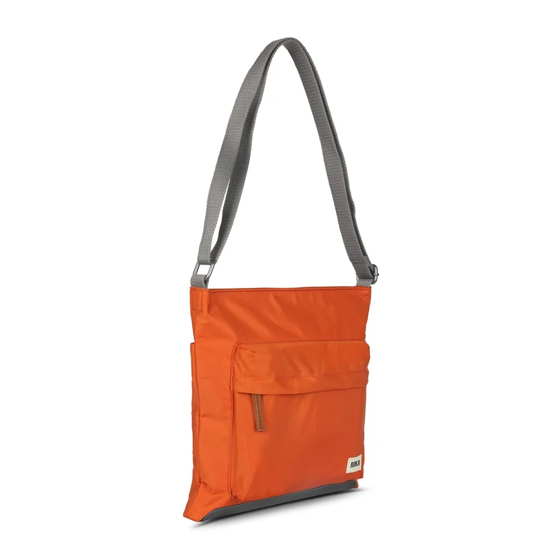 ROKA Kennington B Mittelgroße Tasche aus recyceltem Nylon, Farbe: Burnt Orange