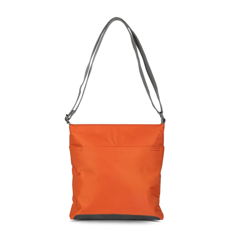 ROKA Kennington B Mittelgroße Tasche aus recyceltem Nylon, Farbe: Burnt Orange