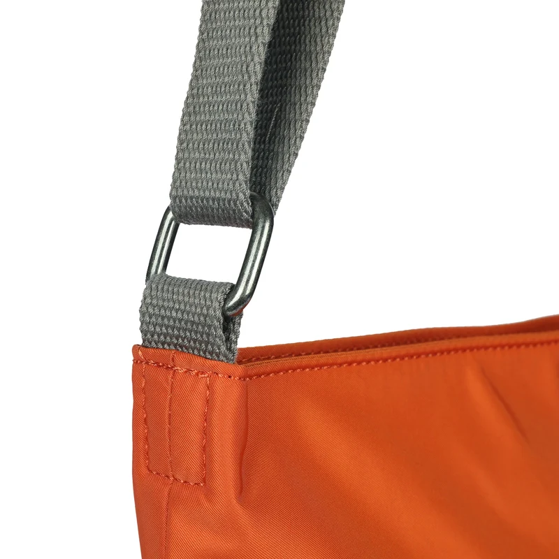 ROKA Kennington B Mittelgroße Tasche aus recyceltem Nylon, Farbe: Burnt Orange