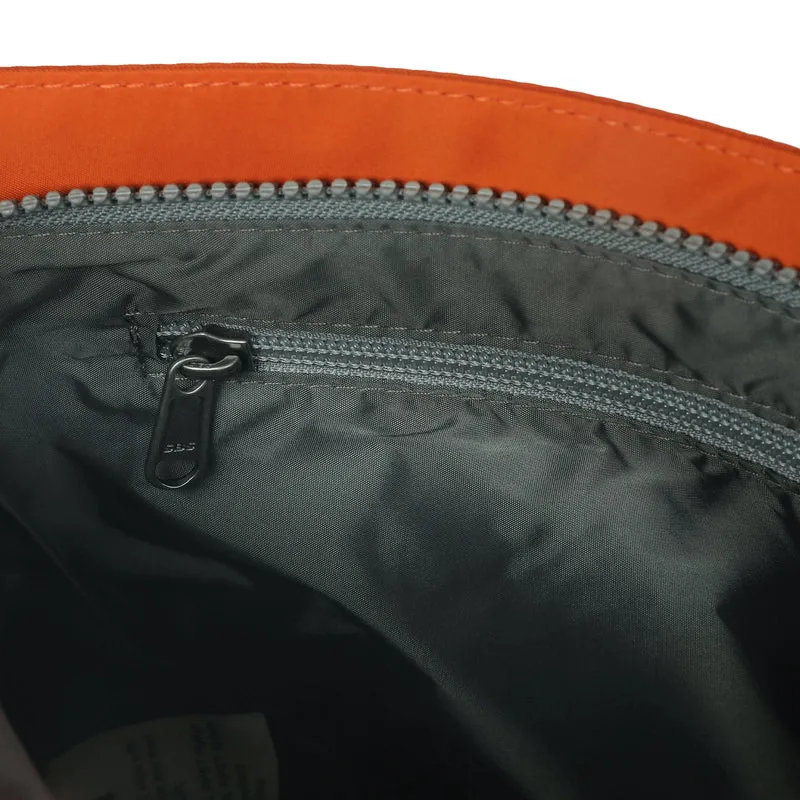 ROKA Kennington B Mittelgroße Tasche aus recyceltem Nylon, Farbe: Burnt Orange