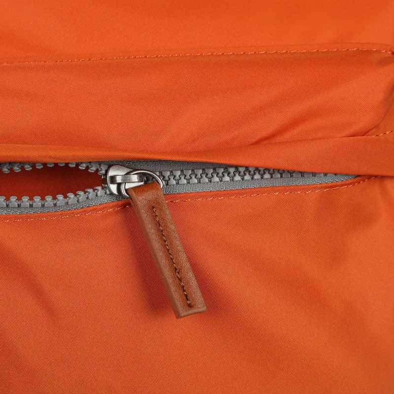 ROKA Kennington B Mittelgroße Tasche aus recyceltem Nylon, Farbe: Burnt Orange