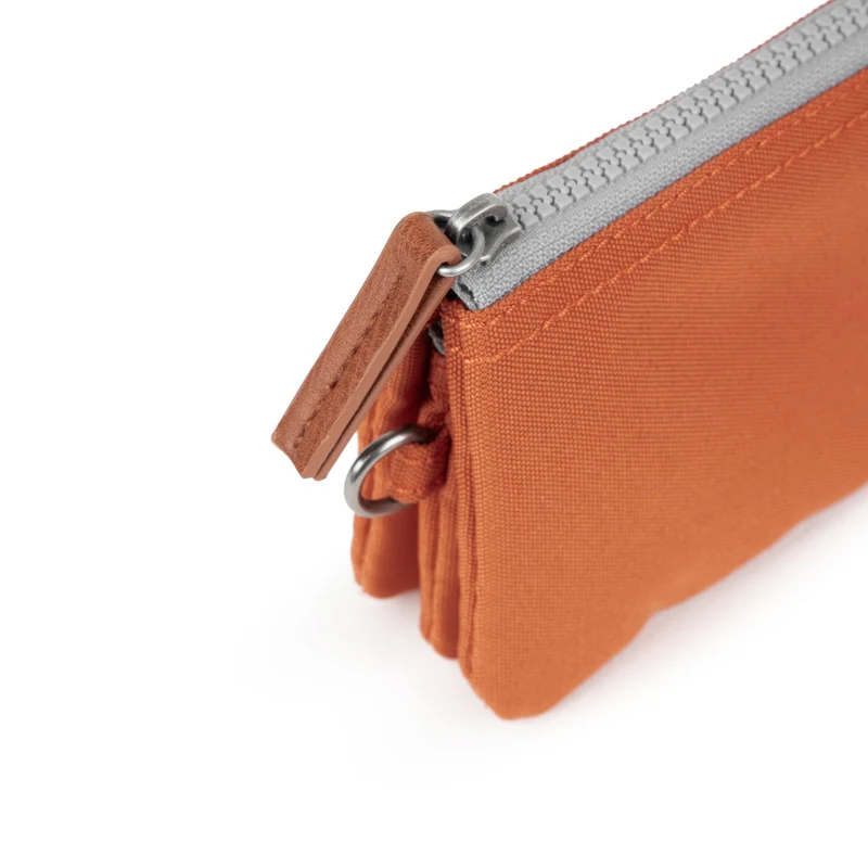 ROKA Carnaby Kleine Handtasche aus recyceltem Canvas mit Kürbismotiv