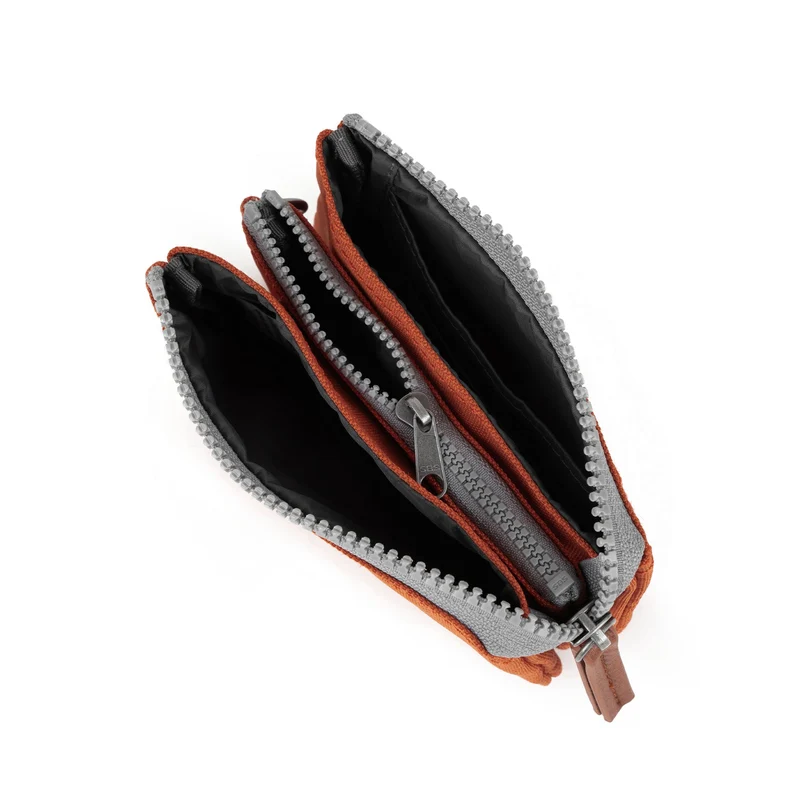 ROKA Carnaby Kleine Handtasche aus recyceltem Canvas mit Kürbismotiv