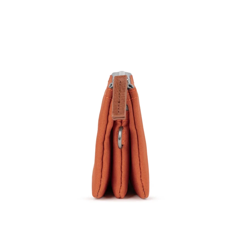 ROKA Carnaby Kleine Handtasche aus recyceltem Canvas mit Kürbismotiv