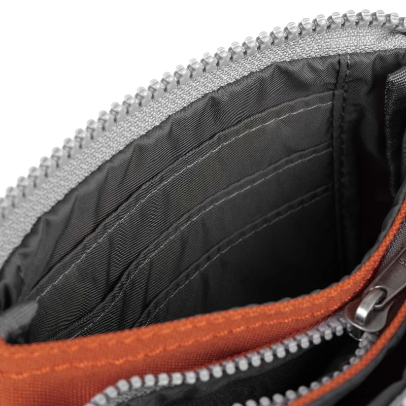 ROKA Carnaby Kleine Handtasche aus recyceltem Canvas mit Kürbismotiv