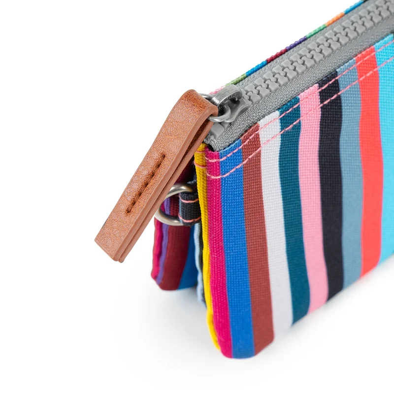 ROKA Carnaby Kleine Handtasche aus recyceltem Canvas mit mehreren Streifen