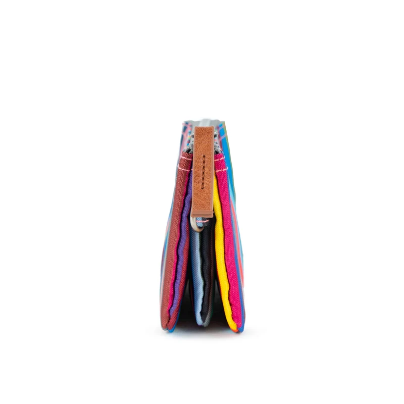ROKA Carnaby Kleine Handtasche aus recyceltem Canvas mit mehreren Streifen