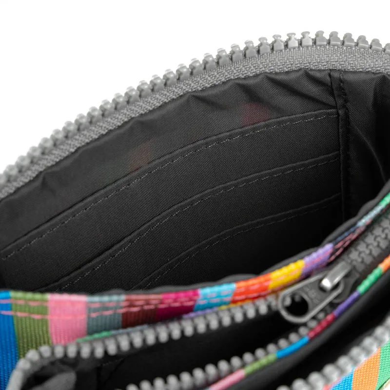 ROKA Carnaby Kleine Handtasche aus recyceltem Canvas mit mehreren Streifen