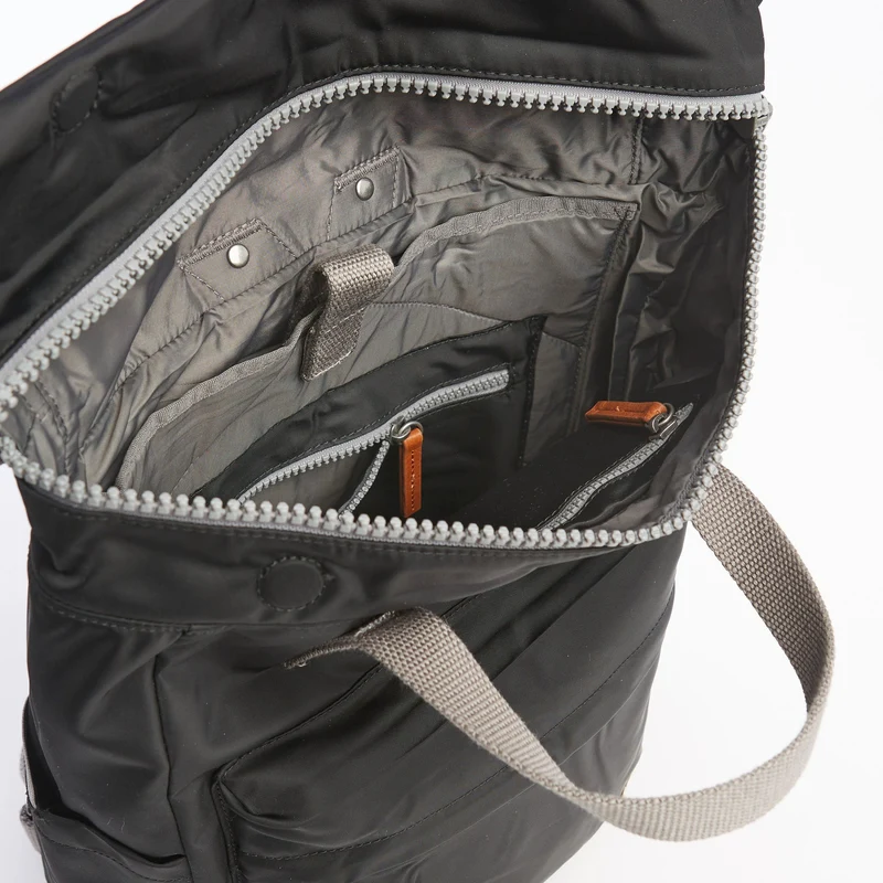 ROKA Canfield B Schwarze kleine Tasche aus recyceltem Nylon