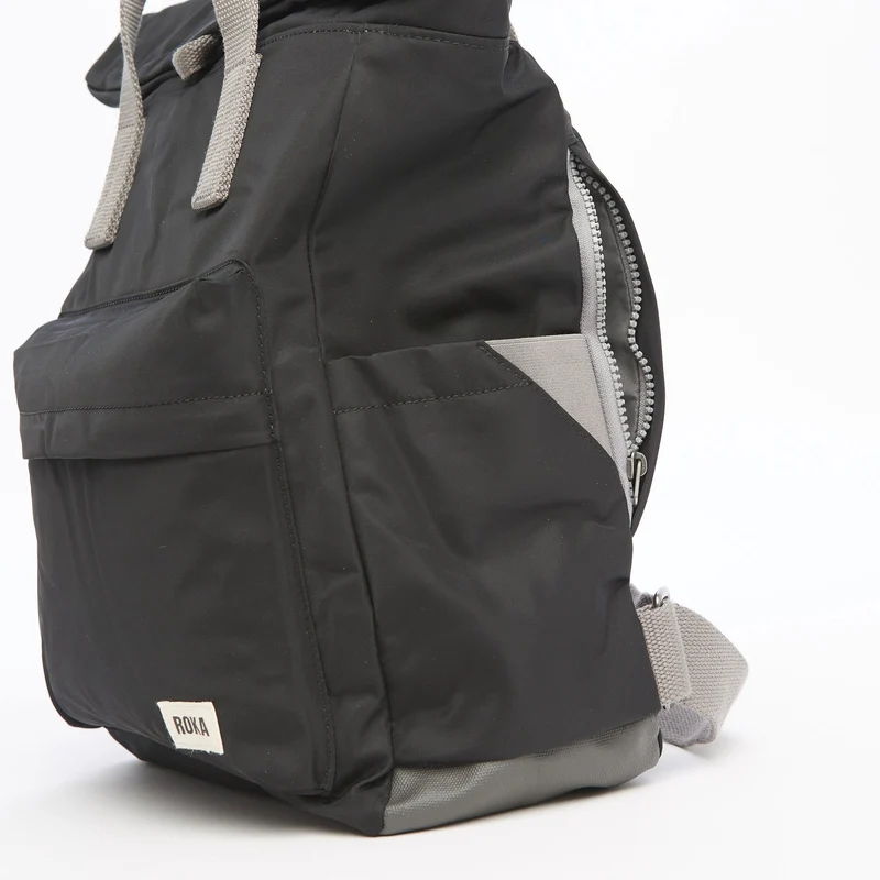 ROKA Canfield B Schwarze kleine Tasche aus recyceltem Nylon