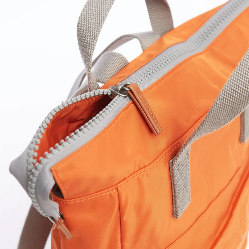 ROKA Bantry B Mittelgroße Tasche aus recyceltem Nylon, Farbe: Burnt Orange