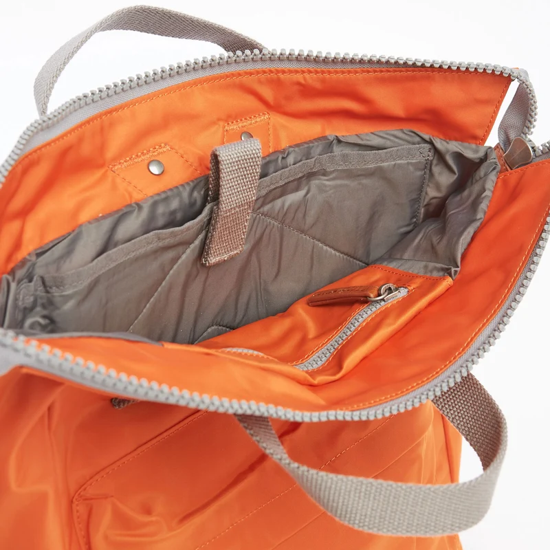 ROKA Bantry B Mittelgroße Tasche aus recyceltem Nylon, Farbe: Burnt Orange