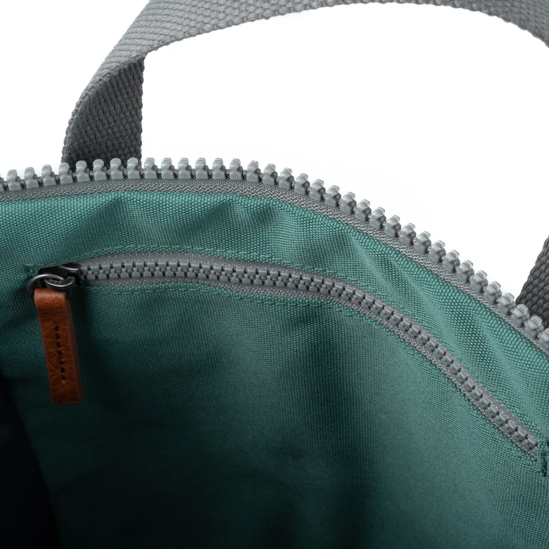 ROKA Finchley Eine kleine Tasche aus recyceltem Segeltuch von Sage