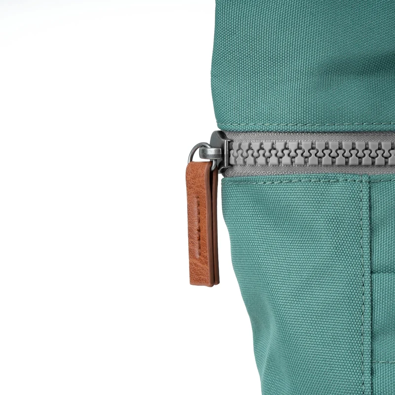 ROKA Finchley Eine kleine Tasche aus recyceltem Segeltuch von Sage
