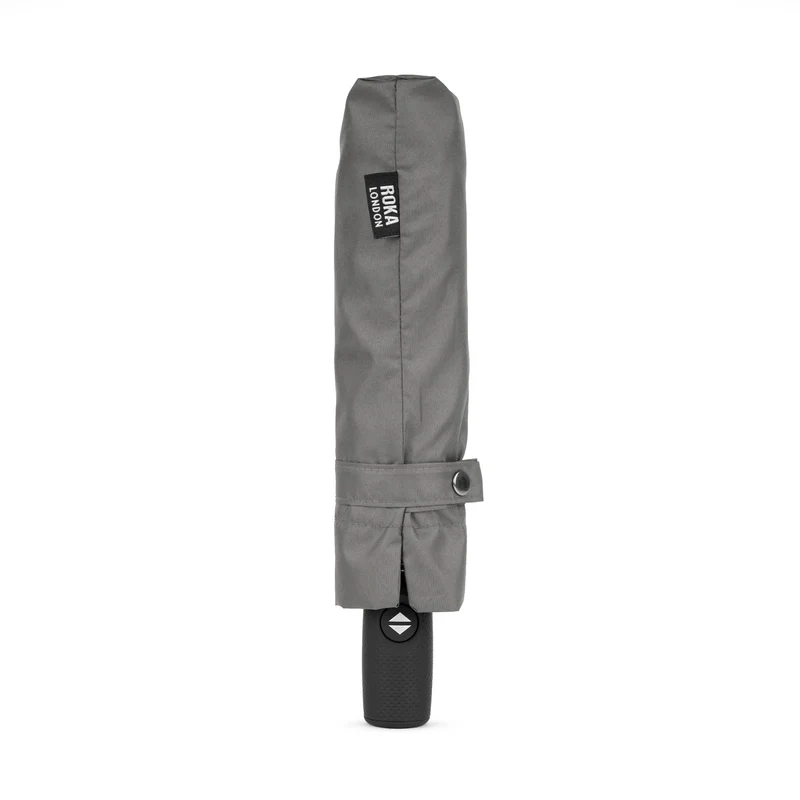 ROKA Waterloo Regenschirm aus recyceltem Nylon in Graphit/Cranberry