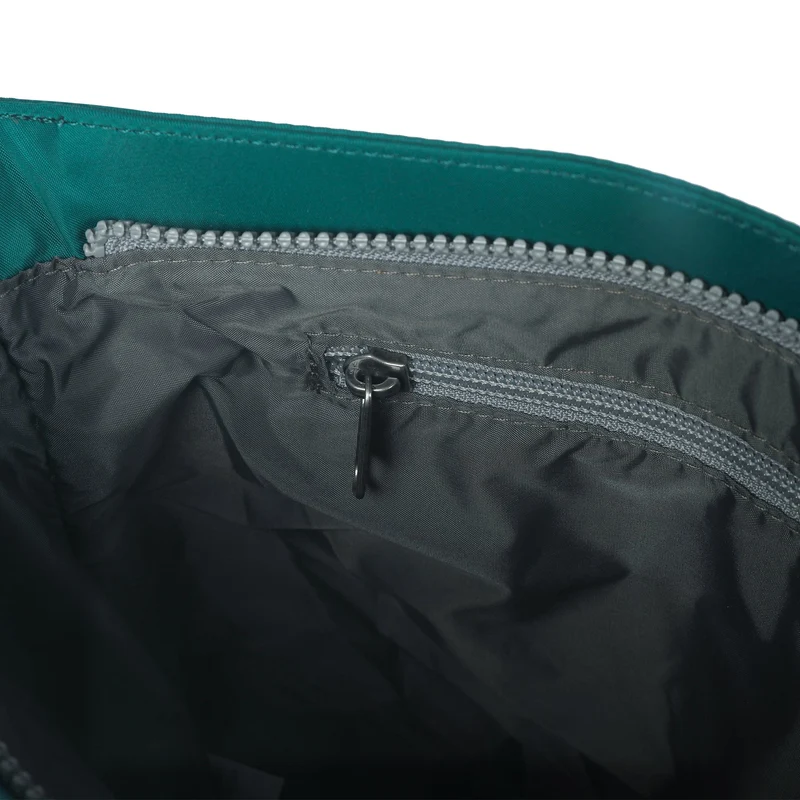 ROKA Kennington B Türkisfarbene mittelgroße Tasche aus recyceltem Nylon