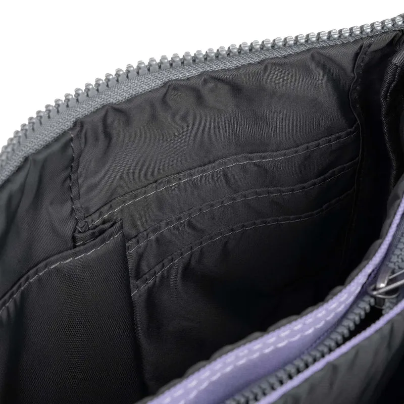 ROKA Carnaby Umhängetasche aus recyceltem Canvas, Lavendel XL