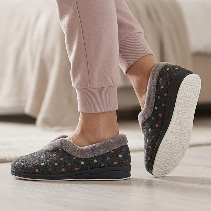 Wide Fit Polka Dot Slippers - QING34003 / 320 210 - Dark Grey