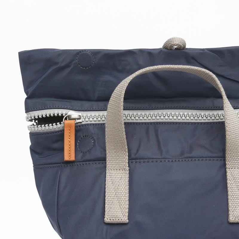ROKA Canfield B Midnight Kleine Tasche aus recyceltem Nylon