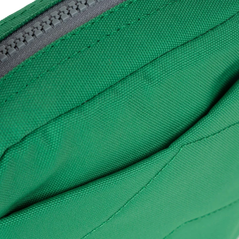 ROKA Bond Mountain Green Einheitsgröße Tasche aus recyceltem Canvas
