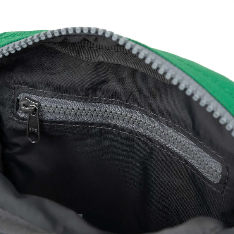 ROKA Bond Mountain Green Einheitsgröße Tasche aus recyceltem Canvas