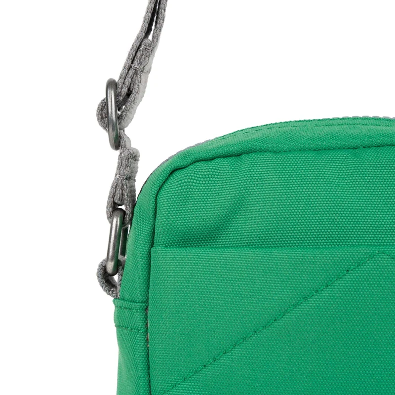 ROKA Bond Mountain Green Einheitsgröße Tasche aus recyceltem Canvas