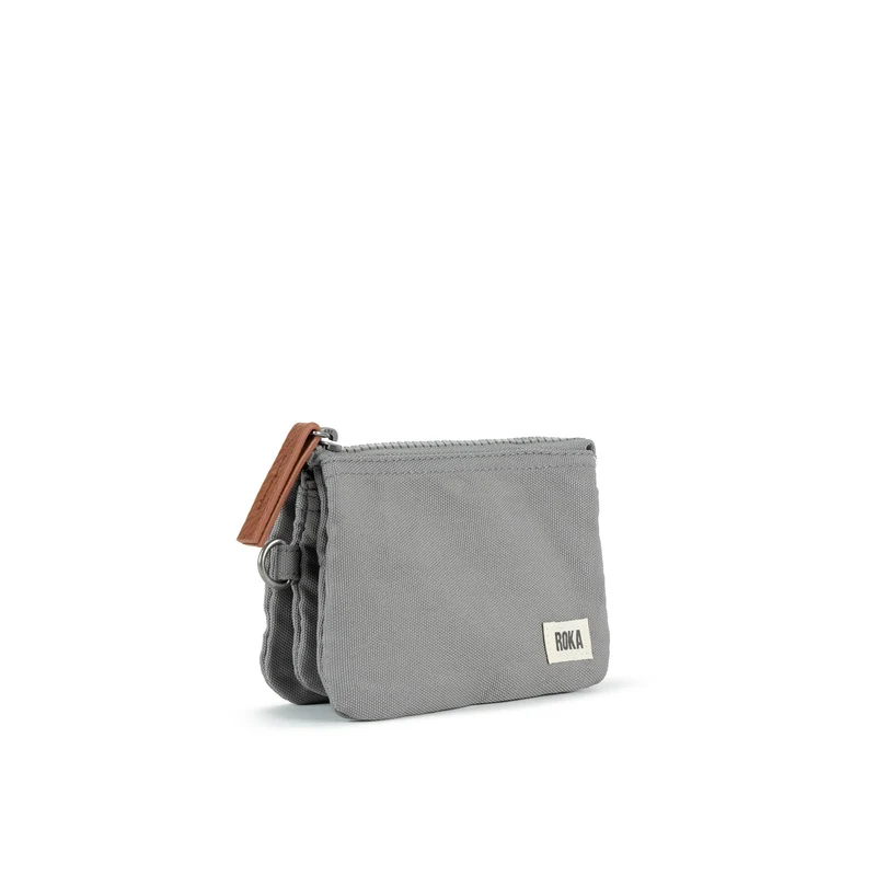 ROKA Carnaby Stormy kleine Handtasche aus recyceltem Canvas