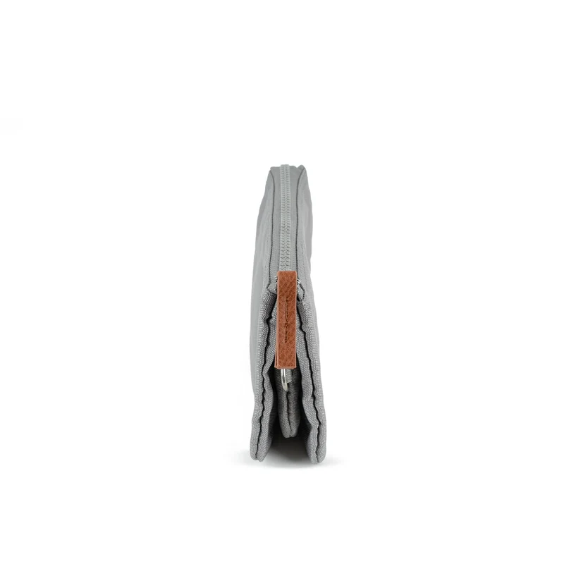 ROKA Carnaby Stormy kleine Handtasche aus recyceltem Canvas