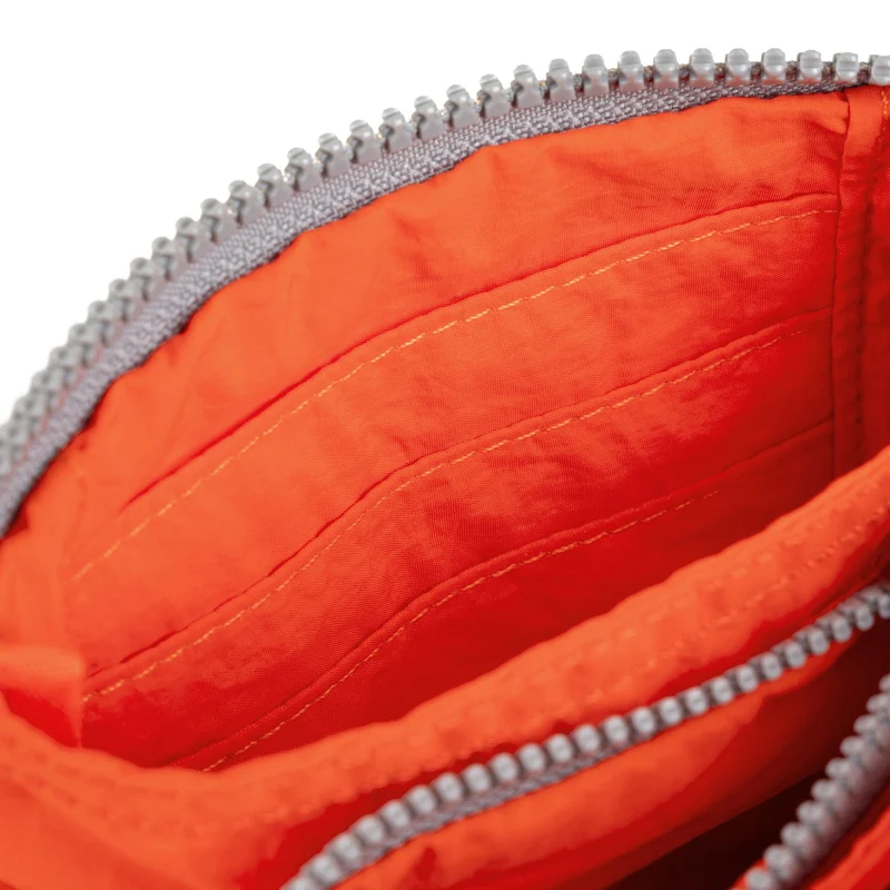 ROKA Carnaby Mandarinenfarbene kleine Geldbörse aus recyceltem Taslon