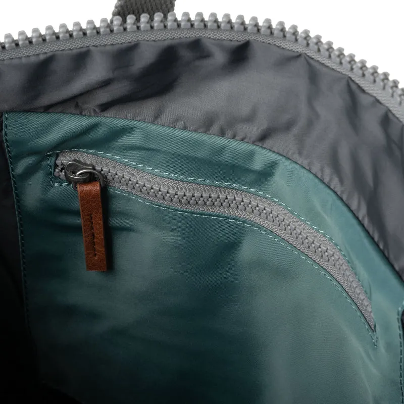 ROKA Canfield B Sage Medium Tasche aus recyceltem Nylon