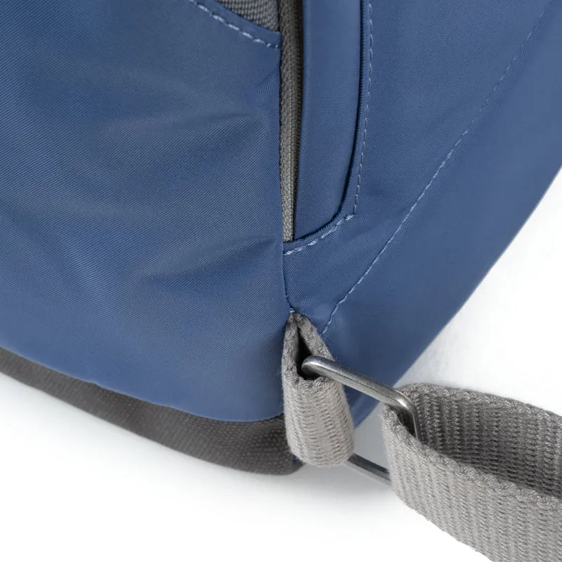 ROKA Canfield B Mittelgroße Tasche aus recyceltem Nylon, Farbe: Burnt Blue