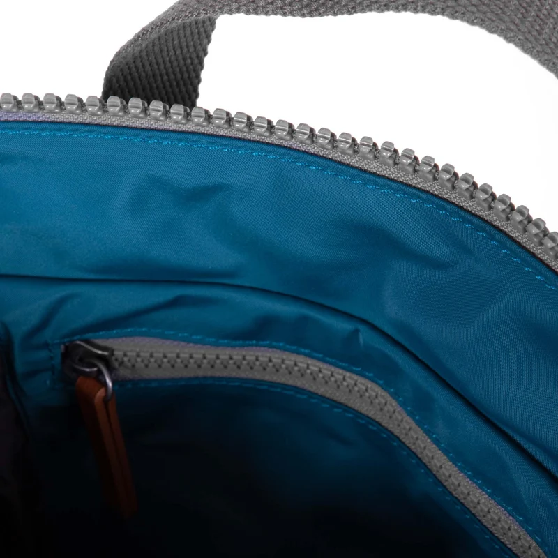 ROKA Bantry B Marine Kleine Tasche aus recyceltem Nylon