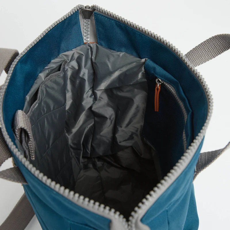 ROKA Bantry B Marine Kleine Tasche aus recyceltem Nylon