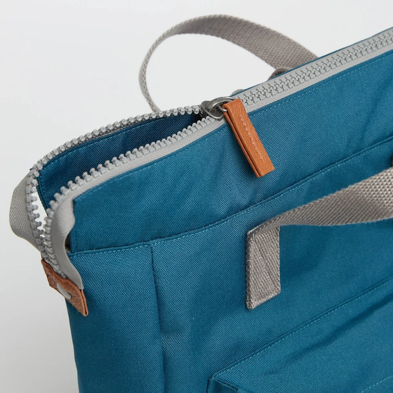 ROKA Bantry B Marine Kleine Tasche aus recyceltem Nylon