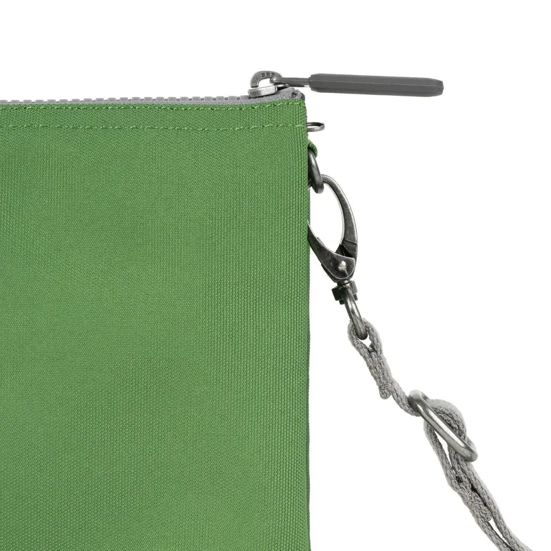 ROKA Carnaby Crossbody-Tasche aus recyceltem Canvas, Farbe Foliage XL