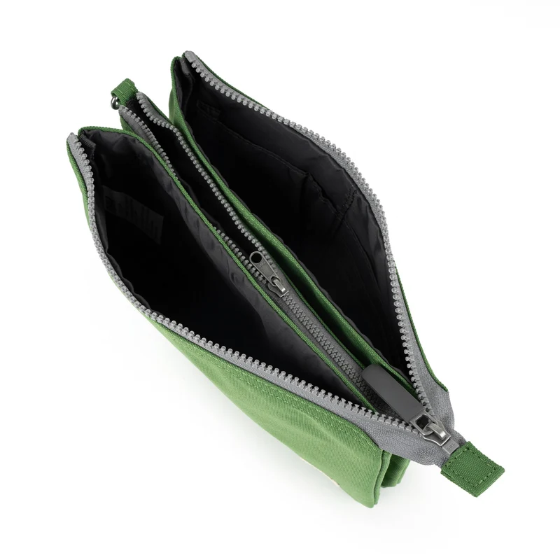 ROKA Carnaby Crossbody-Tasche aus recyceltem Canvas, Farbe Foliage XL
