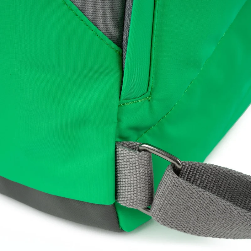 ROKA Canfield B Green Apple Kleine Tasche aus recyceltem Nylon