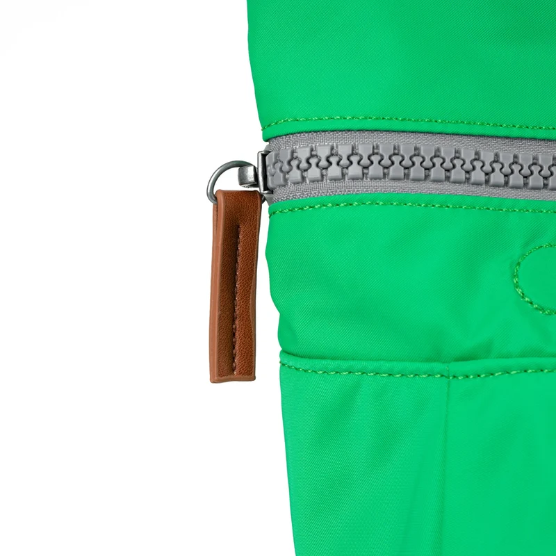 ROKA Canfield B Green Apple Kleine Tasche aus recyceltem Nylon