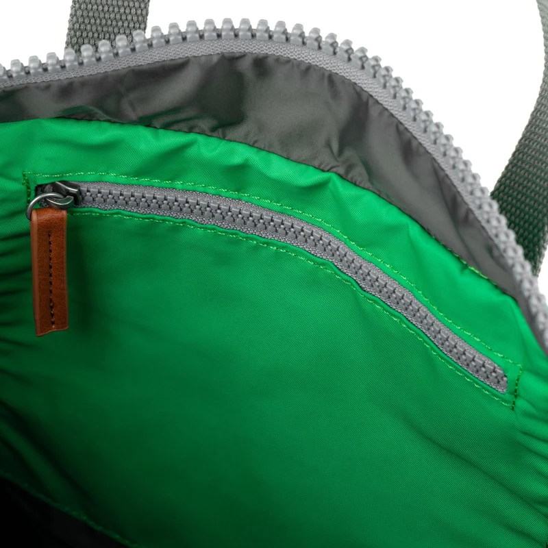 ROKA Canfield B Green Apple Kleine Tasche aus recyceltem Nylon