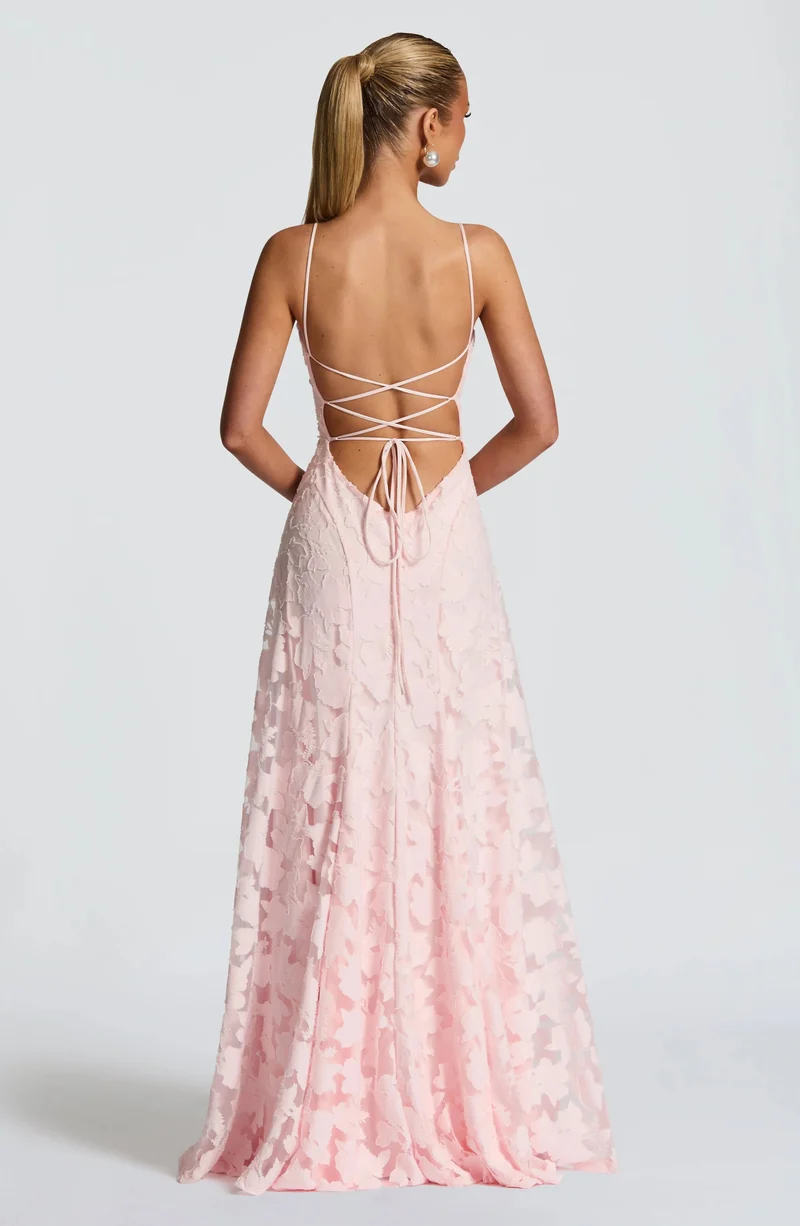 Langes Damenkleid mit dünnen Trägern und Blumenmuster