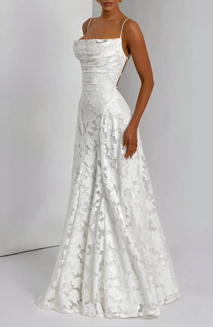 Langes Damenkleid mit dünnen Trägern und Blumenmuster
