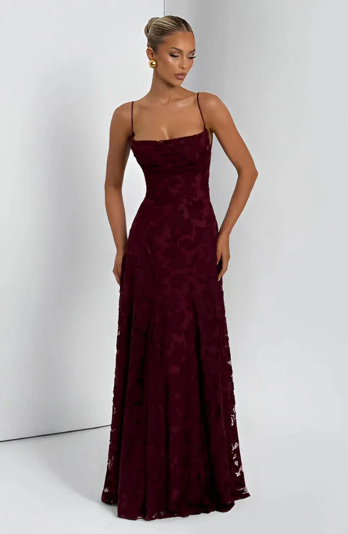Langes Damenkleid mit dünnen Trägern und Blumenmuster