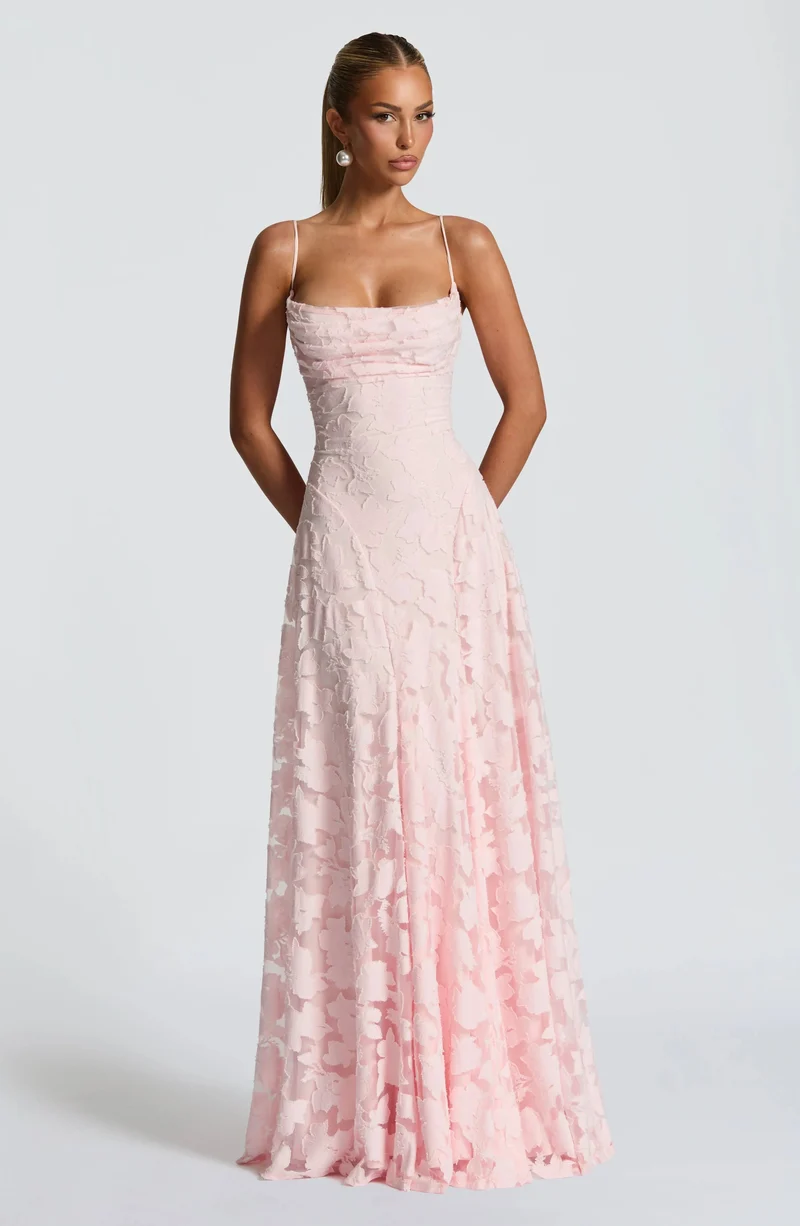 Langes Damenkleid mit dünnen Trägern und Blumenmuster