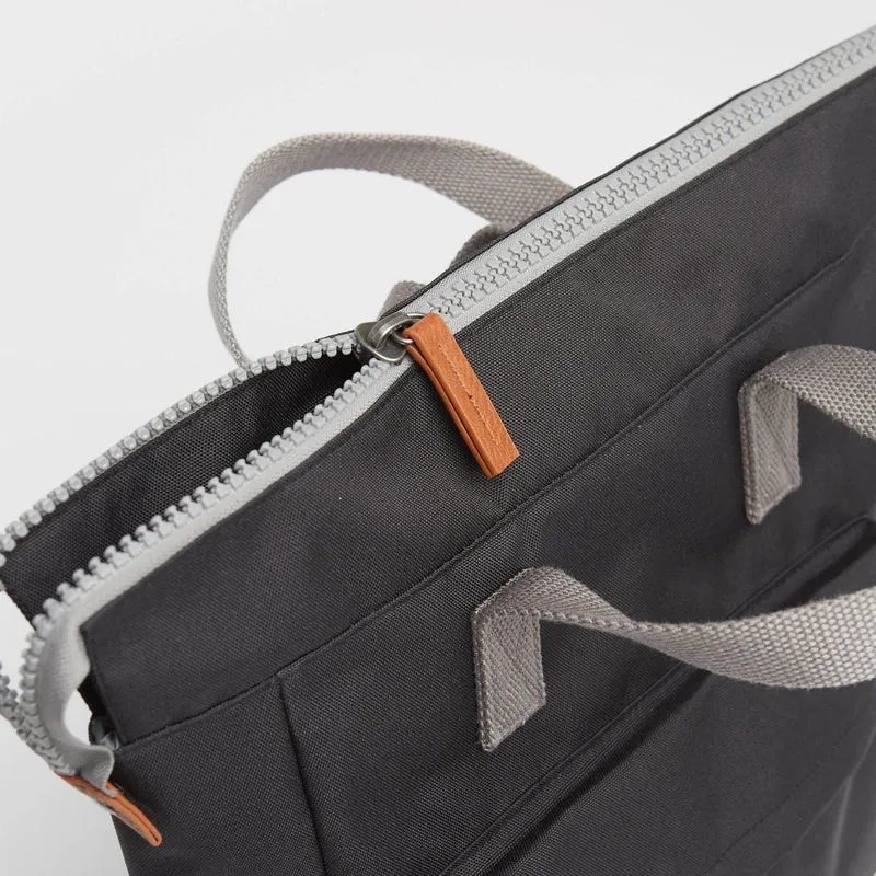 ROKA Bantry Kleine Tasche aus recyceltem Canvas von B Ash