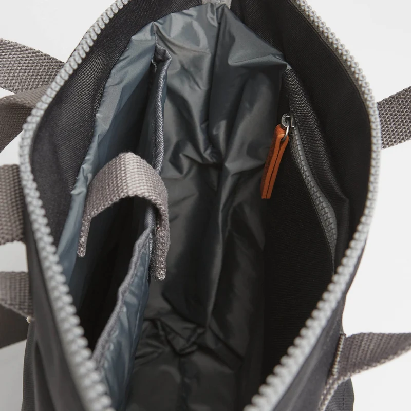 ROKA Bantry Kleine Tasche aus recyceltem Canvas von B Ash